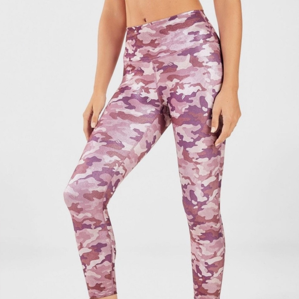 FABLETICS DEFINE POWERHOLD PINK CAMO CAPRI LEGGINGS WOMENS SIZE XXL